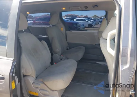 2014 Toyota Sienna L V6 7 Passenger z USA, uszkodzony, nr VIN 5TDZK3DC0ES499653